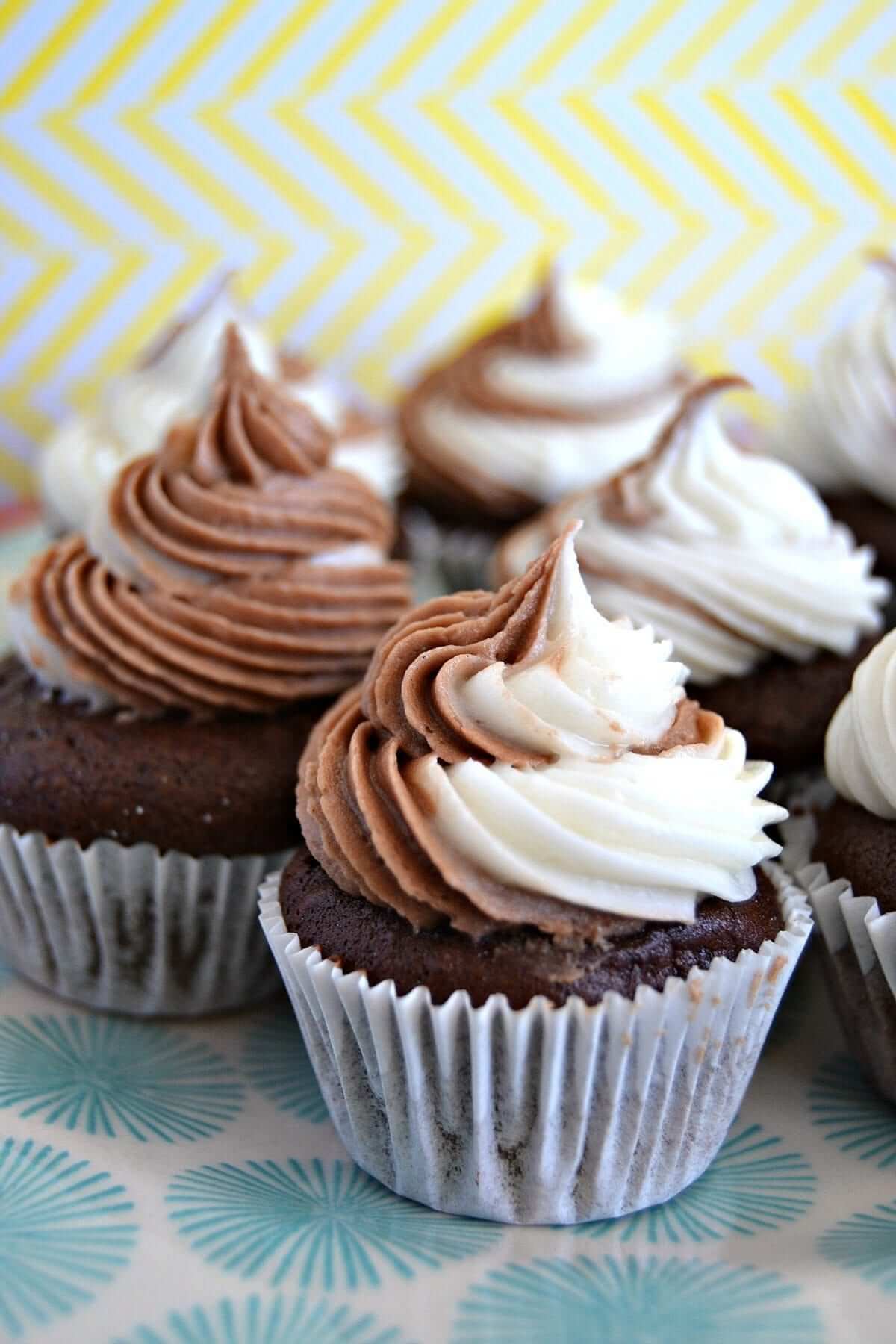 https://www.loulougirls.com/wp-content/uploads/2016/06/Chocolate-Vanilla-Swirl-mini-cupcakes-1200x1800.jpg